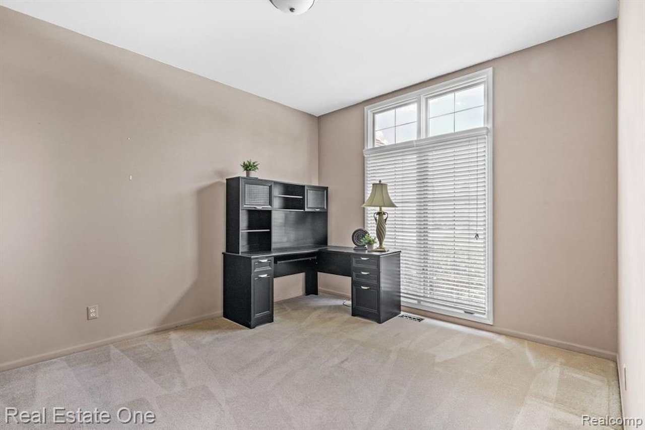 4458 Hycliffe Dr in Troy, MI Photo 22