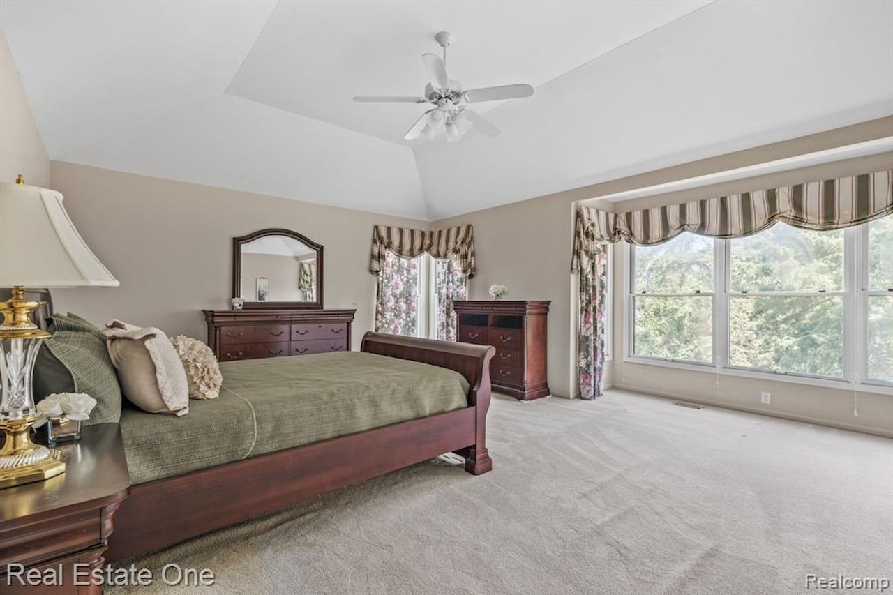 4458 Hycliffe Dr in Troy, MI Photo 24