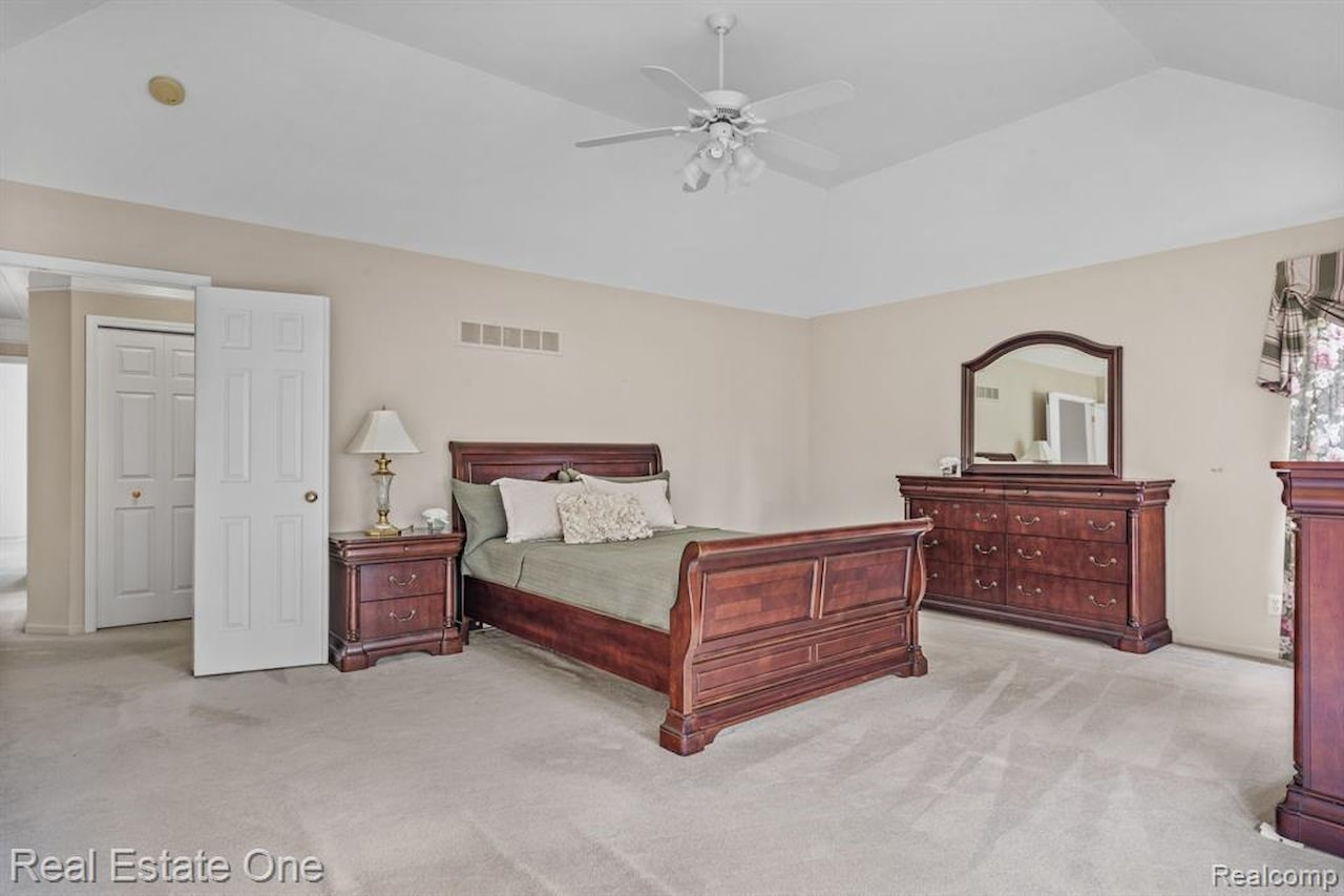 4458 Hycliffe Dr in Troy, MI Photo 25