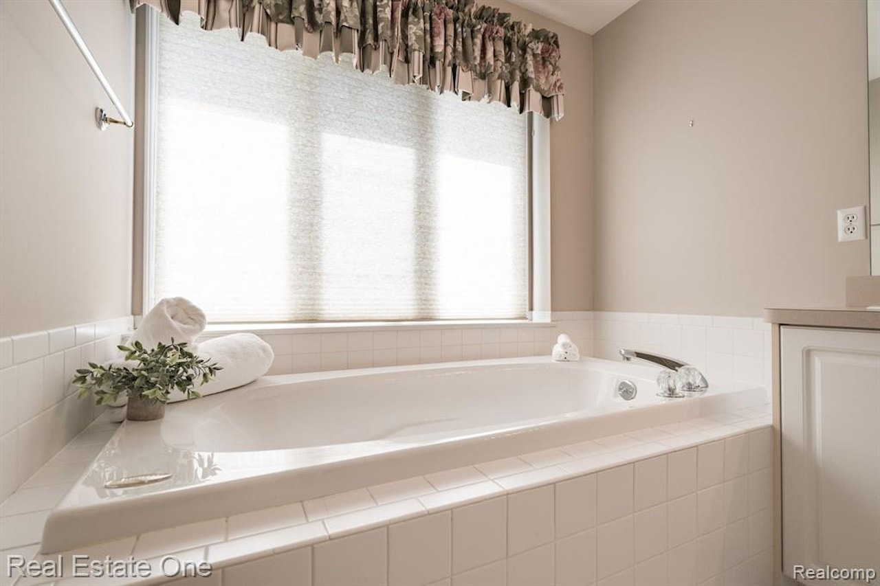 4458 Hycliffe Dr in Troy, MI Photo 28