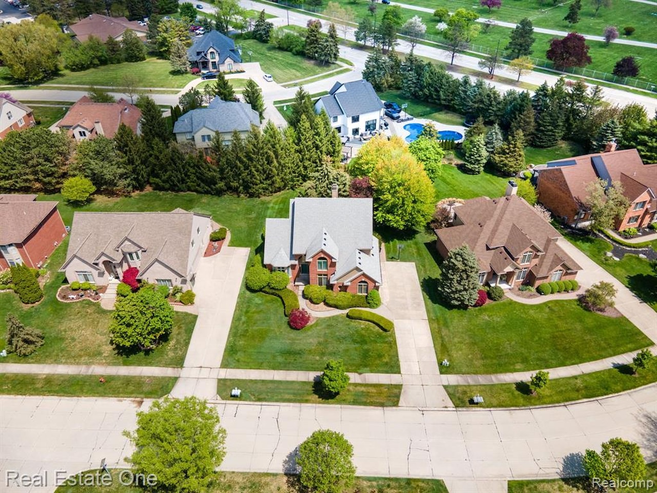 4458 Hycliffe Dr in Troy, MI Photo 2