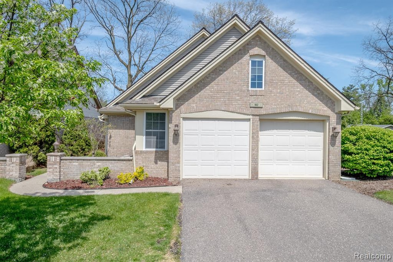902 Whisperwood Dr in Fenton, MI