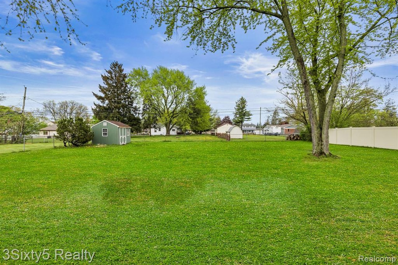 367 Carter Dr in Troy, MI Photo 4