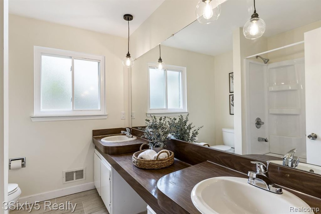 367 Carter Dr in Troy, MI Photo 13