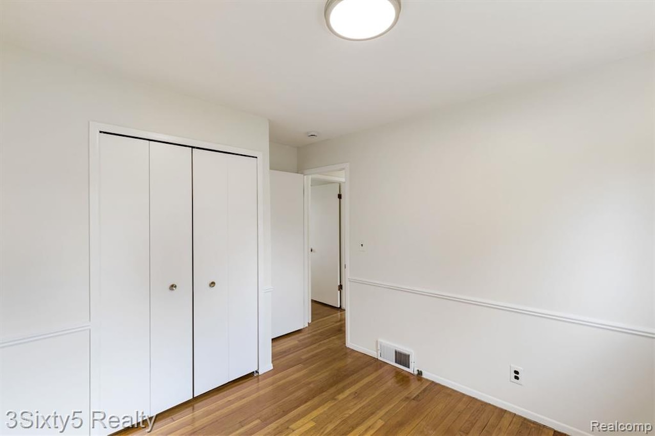 367 Carter Dr in Troy, MI Photo 16