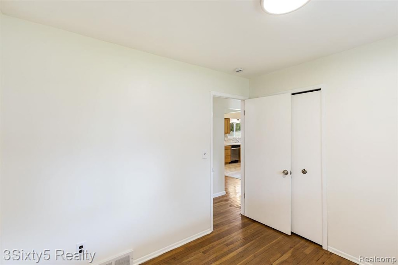 367 Carter Dr in Troy, MI Photo 18