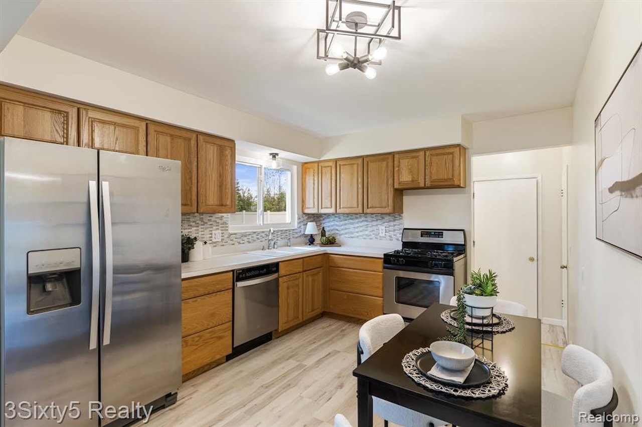 367 Carter Dr in Troy, MI Photo 25