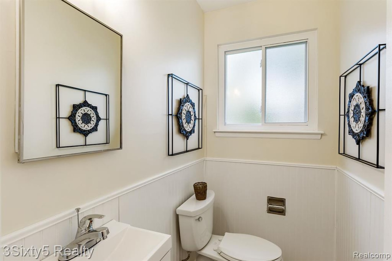 367 Carter Dr in Troy, MI Photo 29