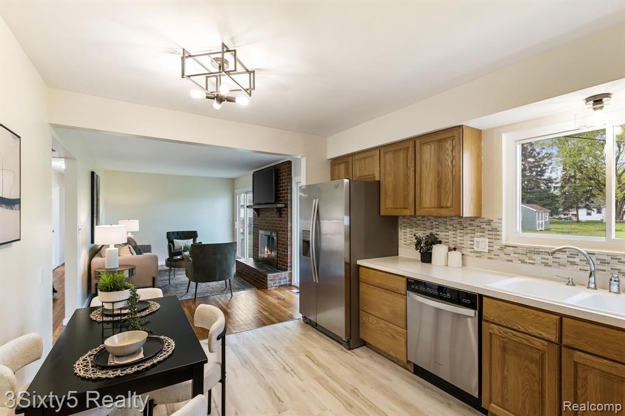 367 Carter Dr in Troy, MI Photo 23