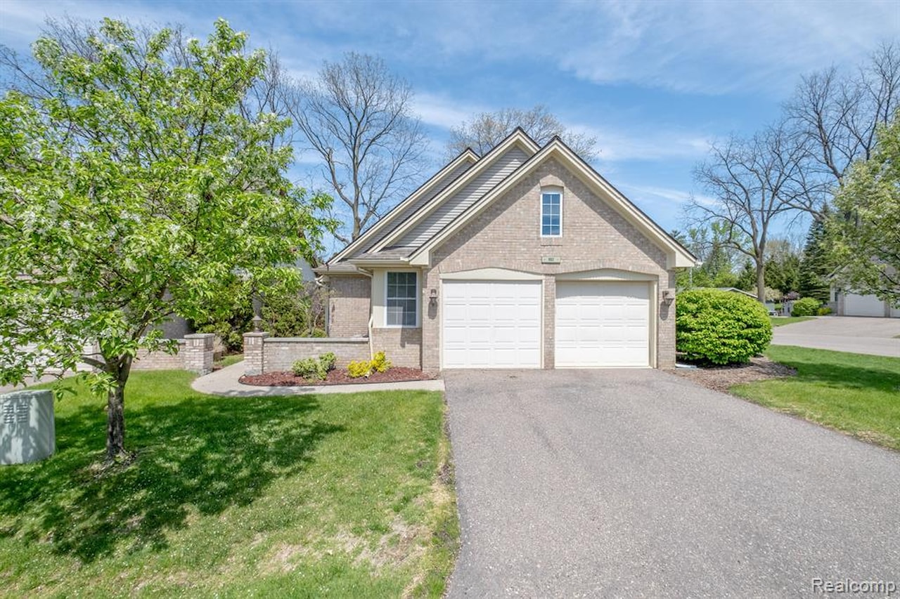 902 Whisperwood Dr in Fenton, MI Photo 2