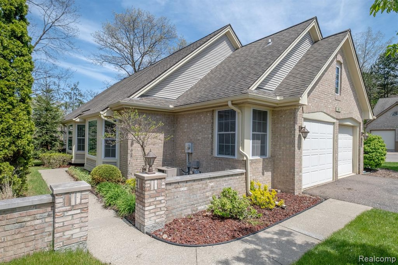 902 Whisperwood Dr in Fenton, MI Photo 3