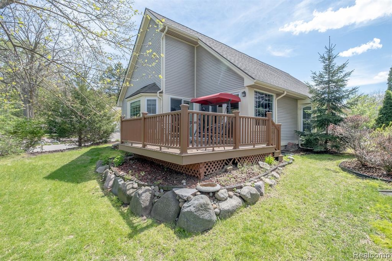 902 Whisperwood Dr in Fenton, MI Photo 6