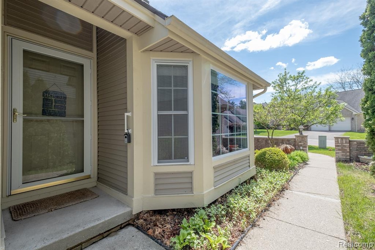 902 Whisperwood Dr in Fenton, MI Photo 4