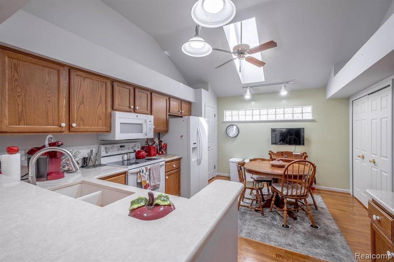 902 Whisperwood Dr in Fenton, MI Photo 12