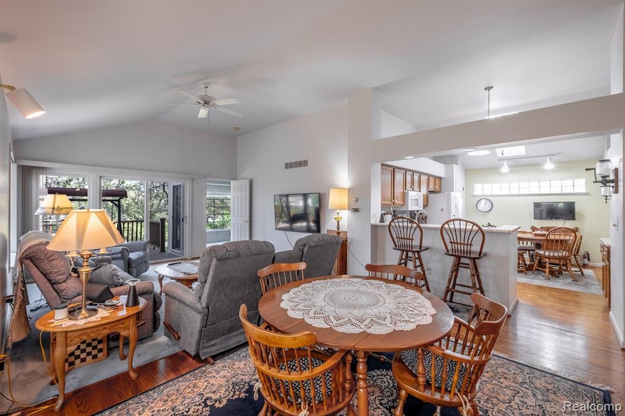 902 Whisperwood Dr in Fenton, MI Photo 11