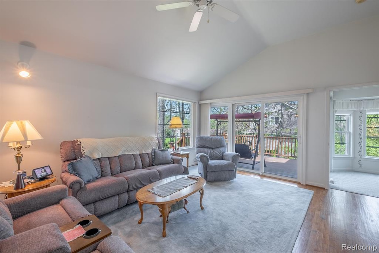 902 Whisperwood Dr in Fenton, MI Photo 9
