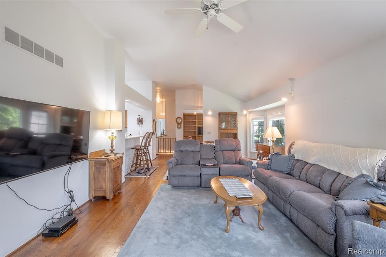 902 Whisperwood Dr in Fenton, MI Photo 10