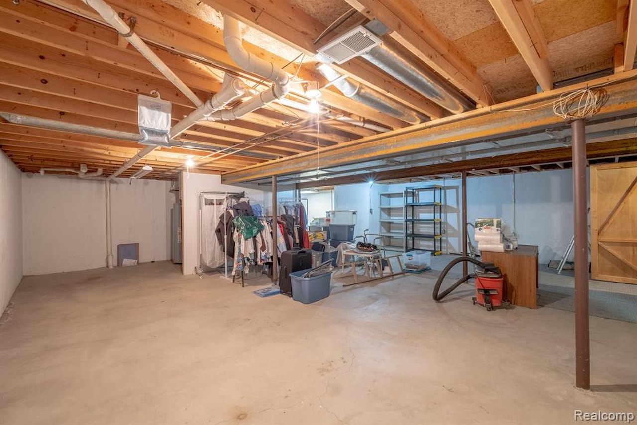 902 Whisperwood Dr in Fenton, MI Photo 21