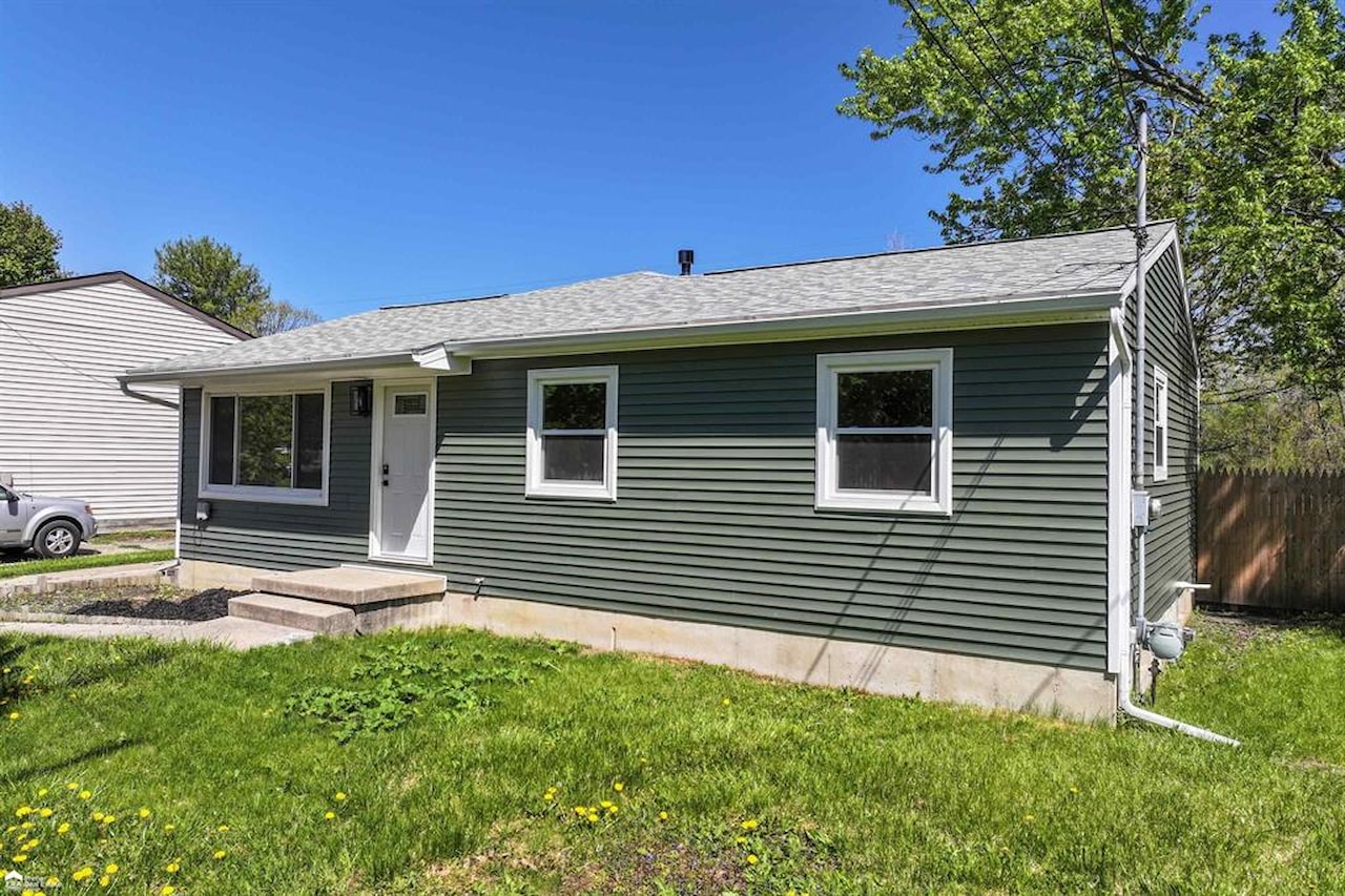 2226 Pollard Rd in Lansing, MI