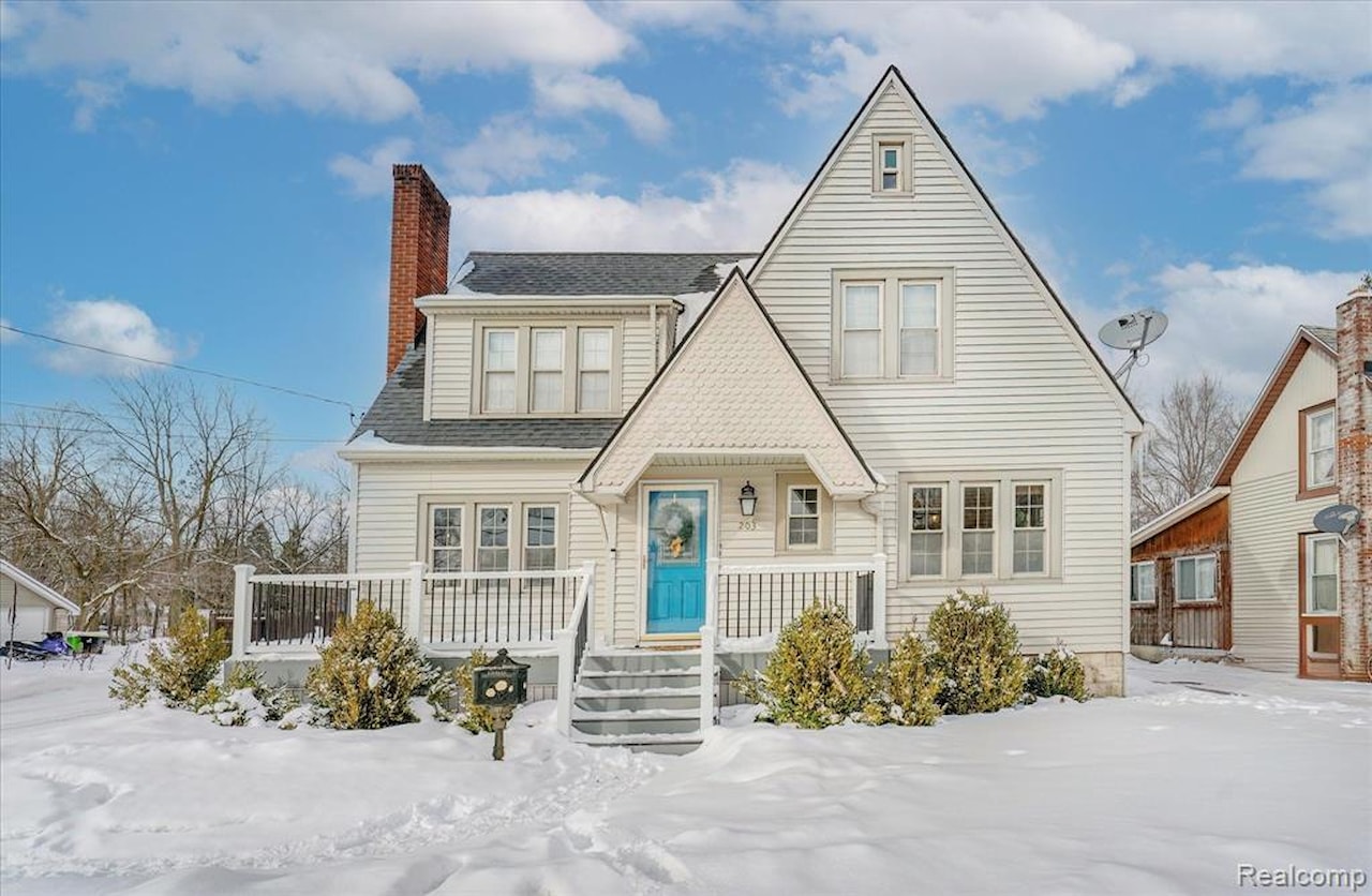 203 6th St in Fenton, MI
