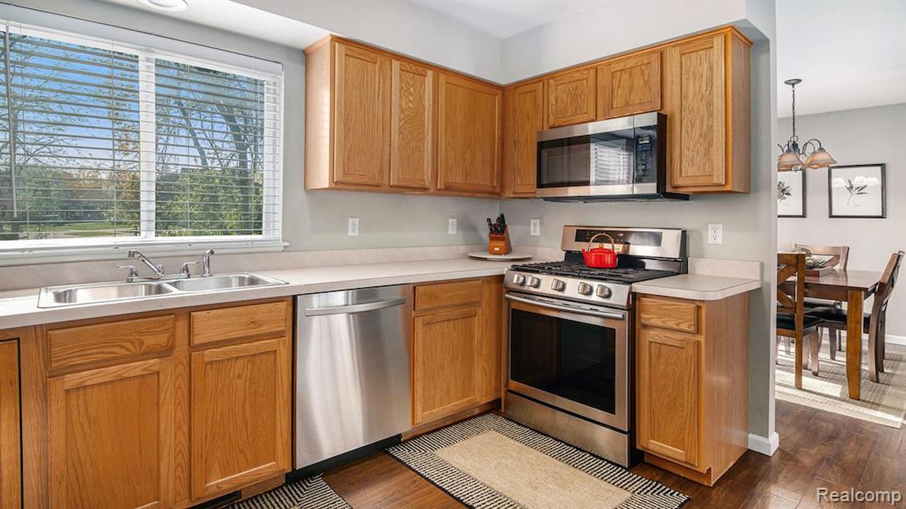 1204 Eastoak Dr in Fenton, MI Photo 6