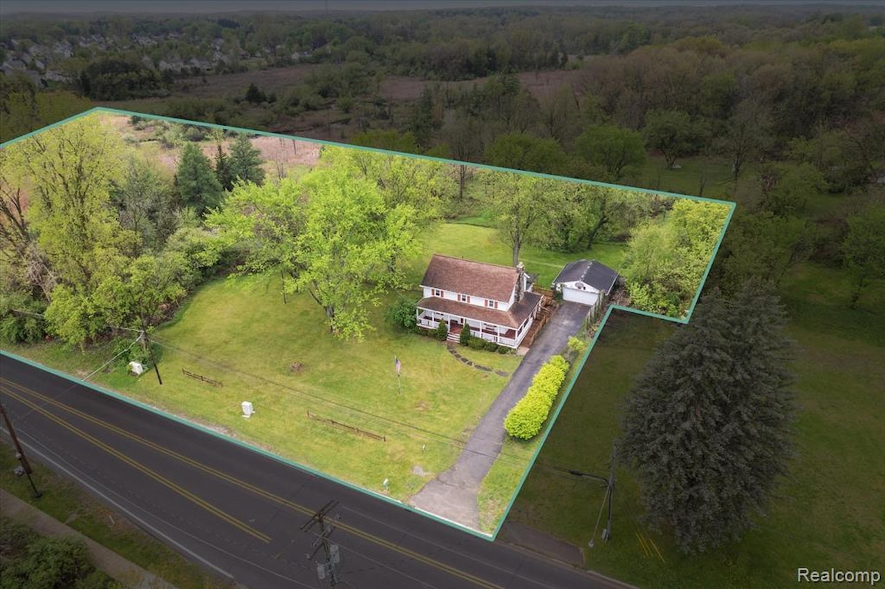 260 S Dexter St in Pinckney Vlg, MI