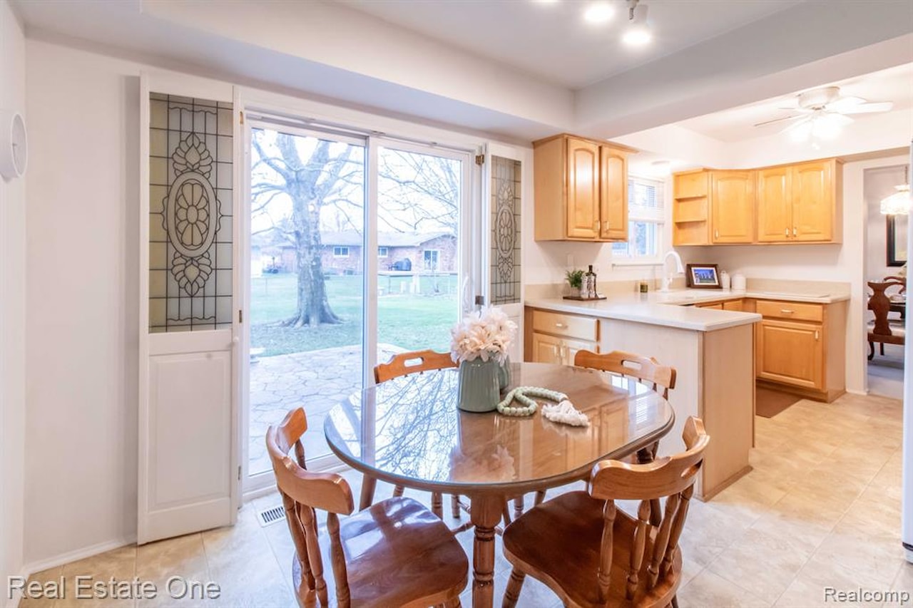 1686 Crestline Dr in Troy, MI Photo 8