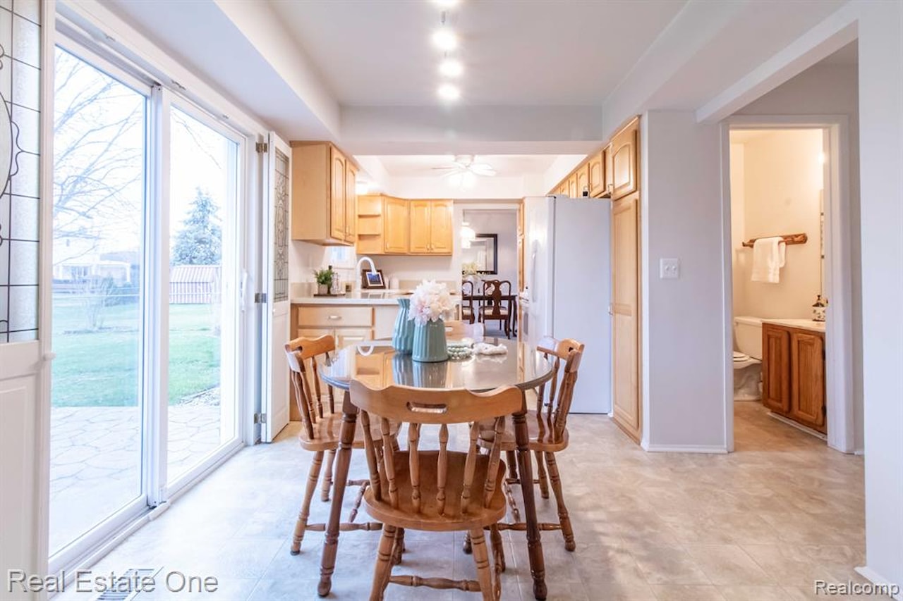 1686 Crestline Dr in Troy, MI Photo 9