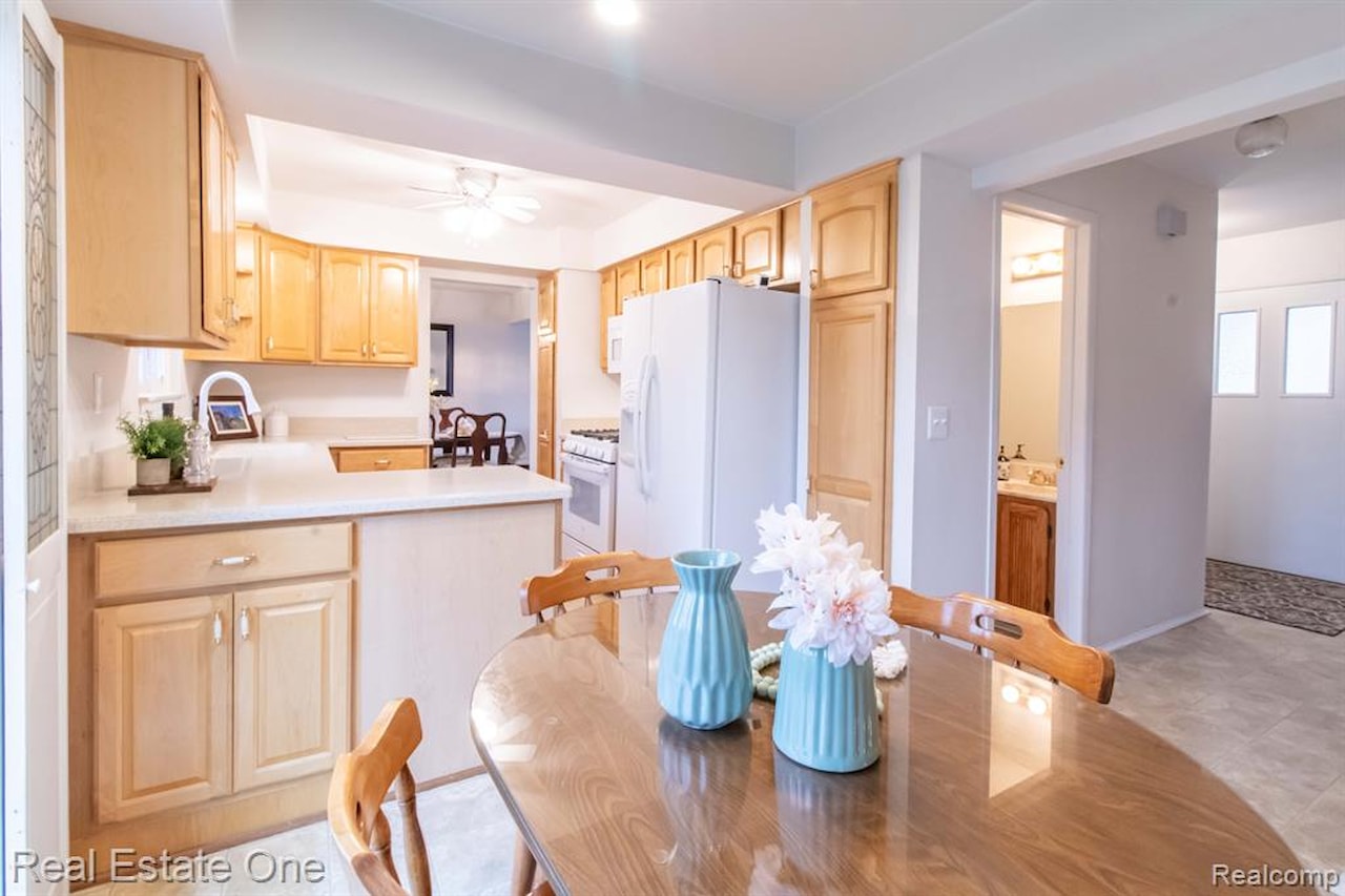 1686 Crestline Dr in Troy, MI Photo 10