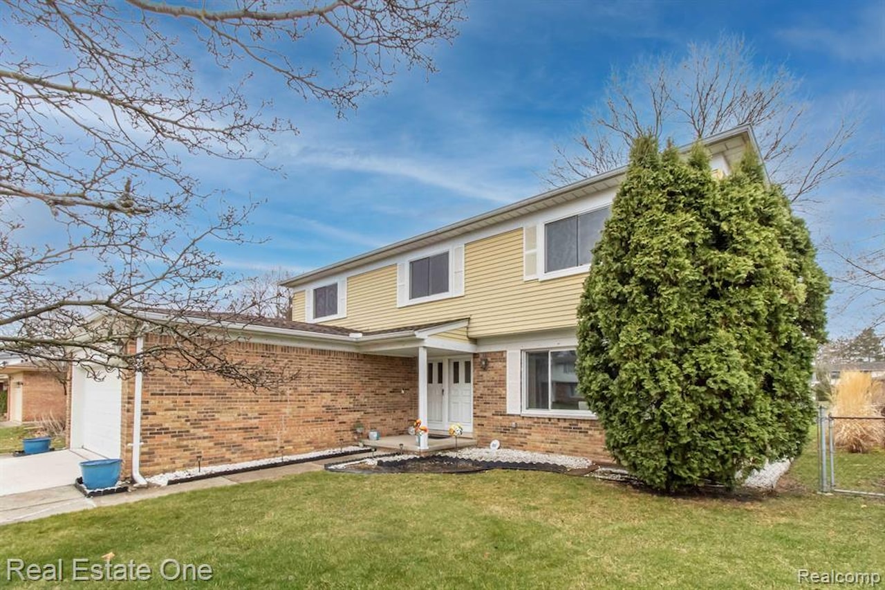 1686 Crestline Dr in Troy, MI Photo 2