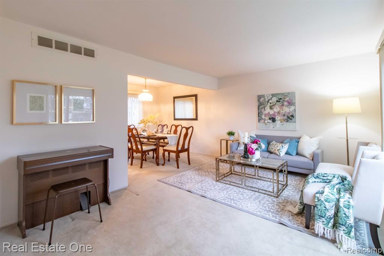 1686 Crestline Dr in Troy, MI Photo 4