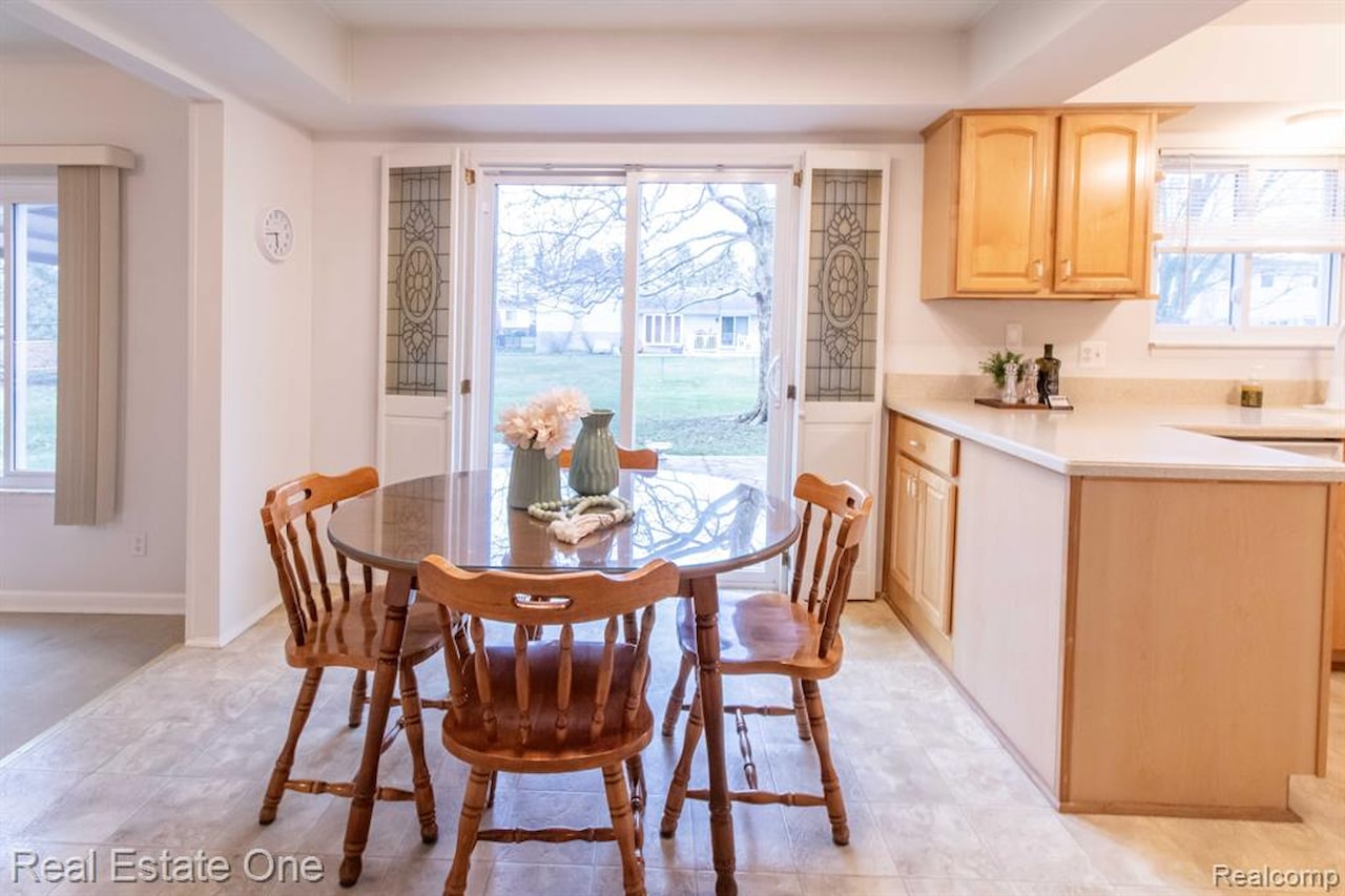 1686 Crestline Dr in Troy, MI Photo 11