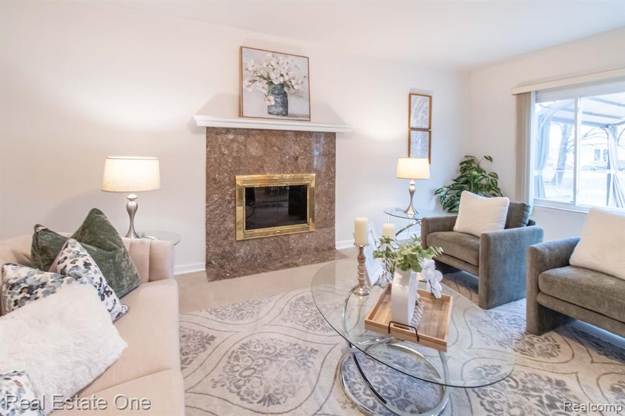 1686 Crestline Dr in Troy, MI Photo 13