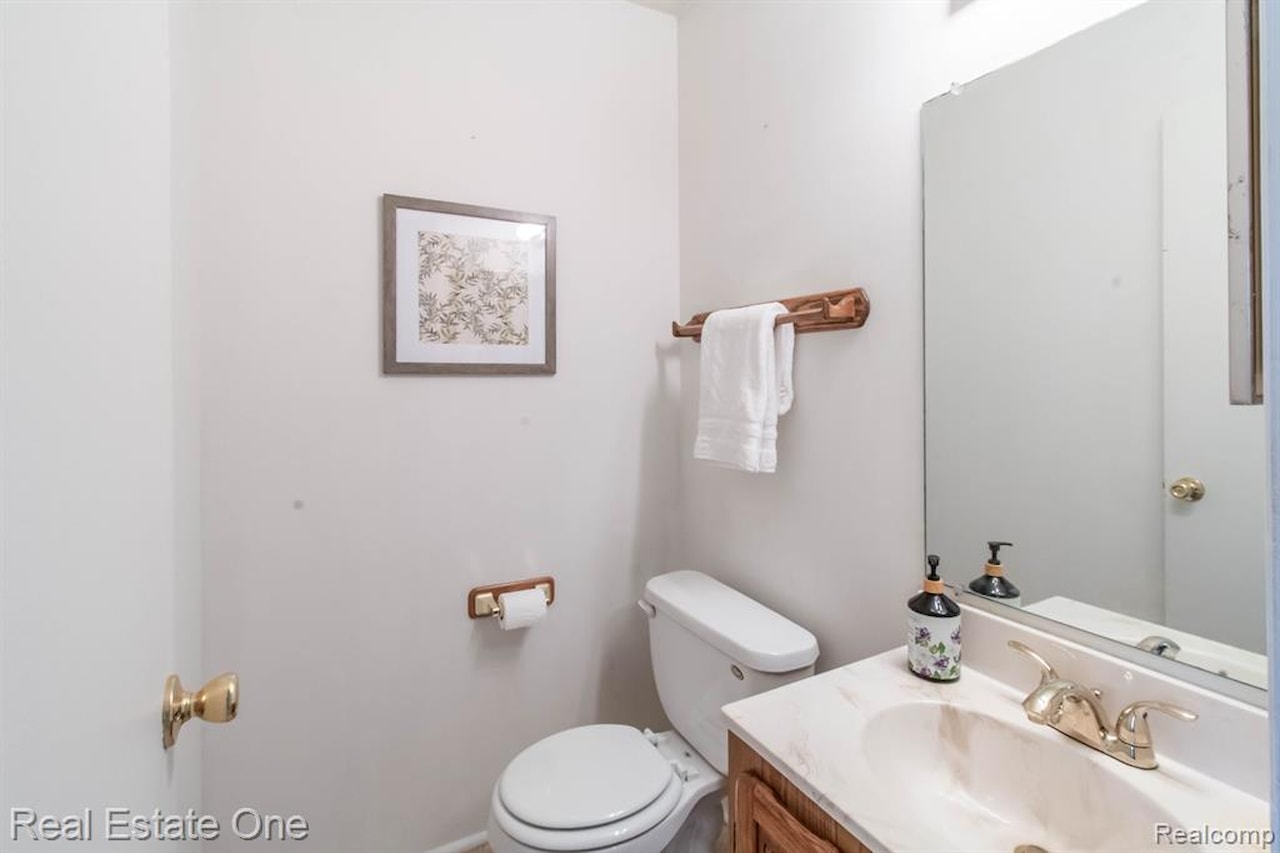 1686 Crestline Dr in Troy, MI Photo 15