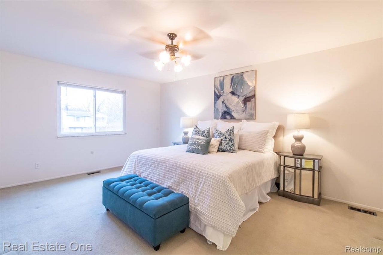 1686 Crestline Dr in Troy, MI Photo 17