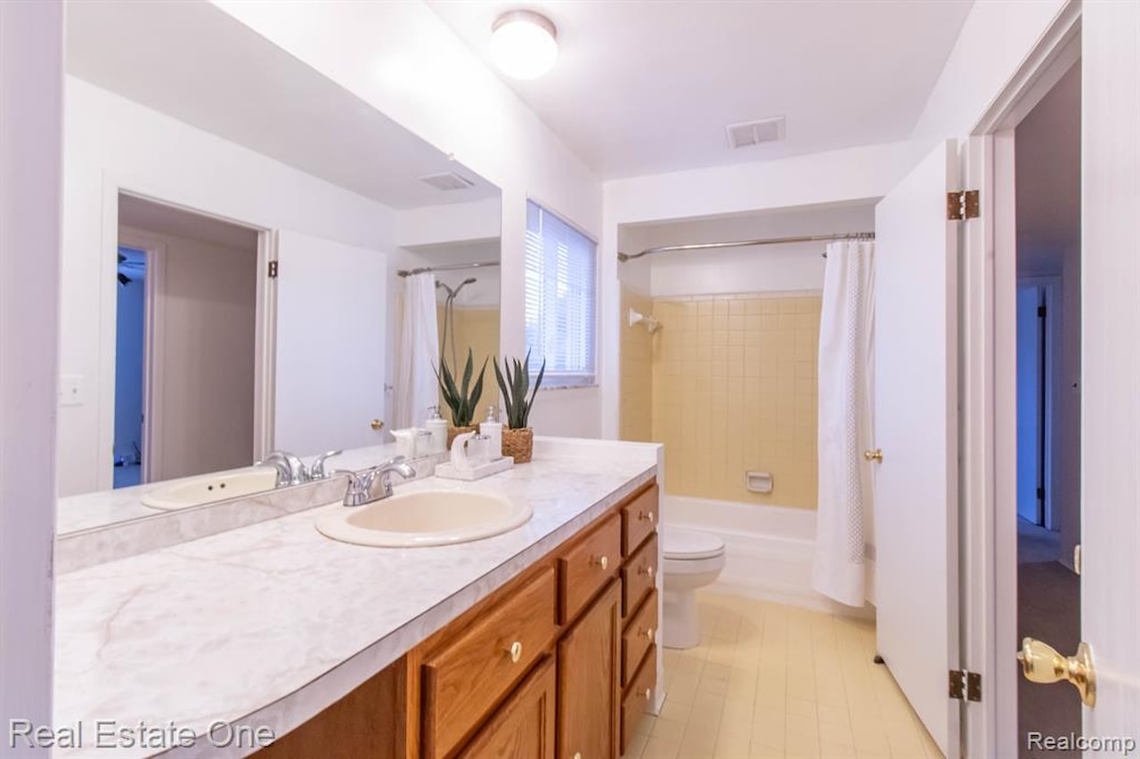 1686 Crestline Dr in Troy, MI Photo 24