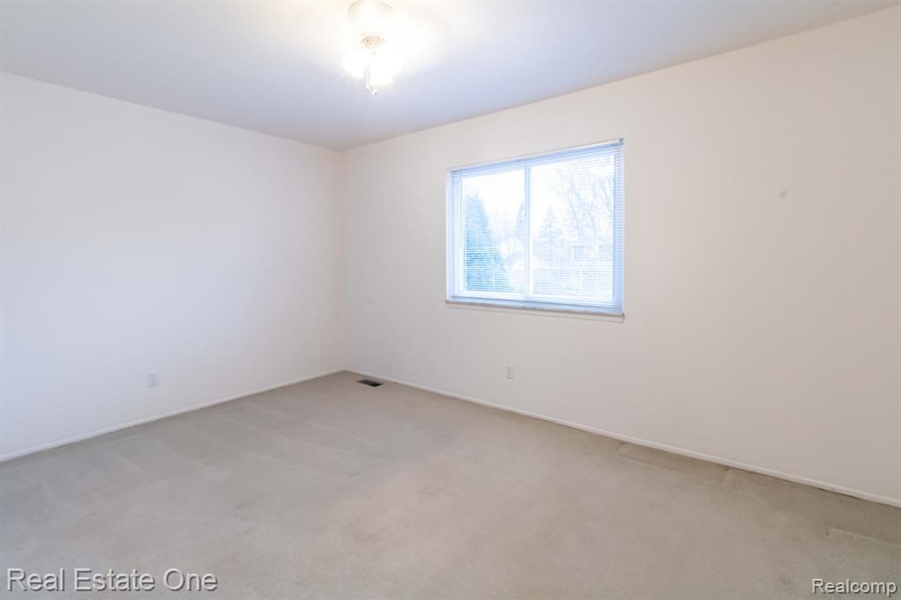 1686 Crestline Dr in Troy, MI Photo 21