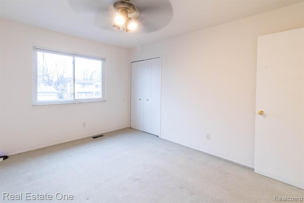 1686 Crestline Dr in Troy, MI Photo 22