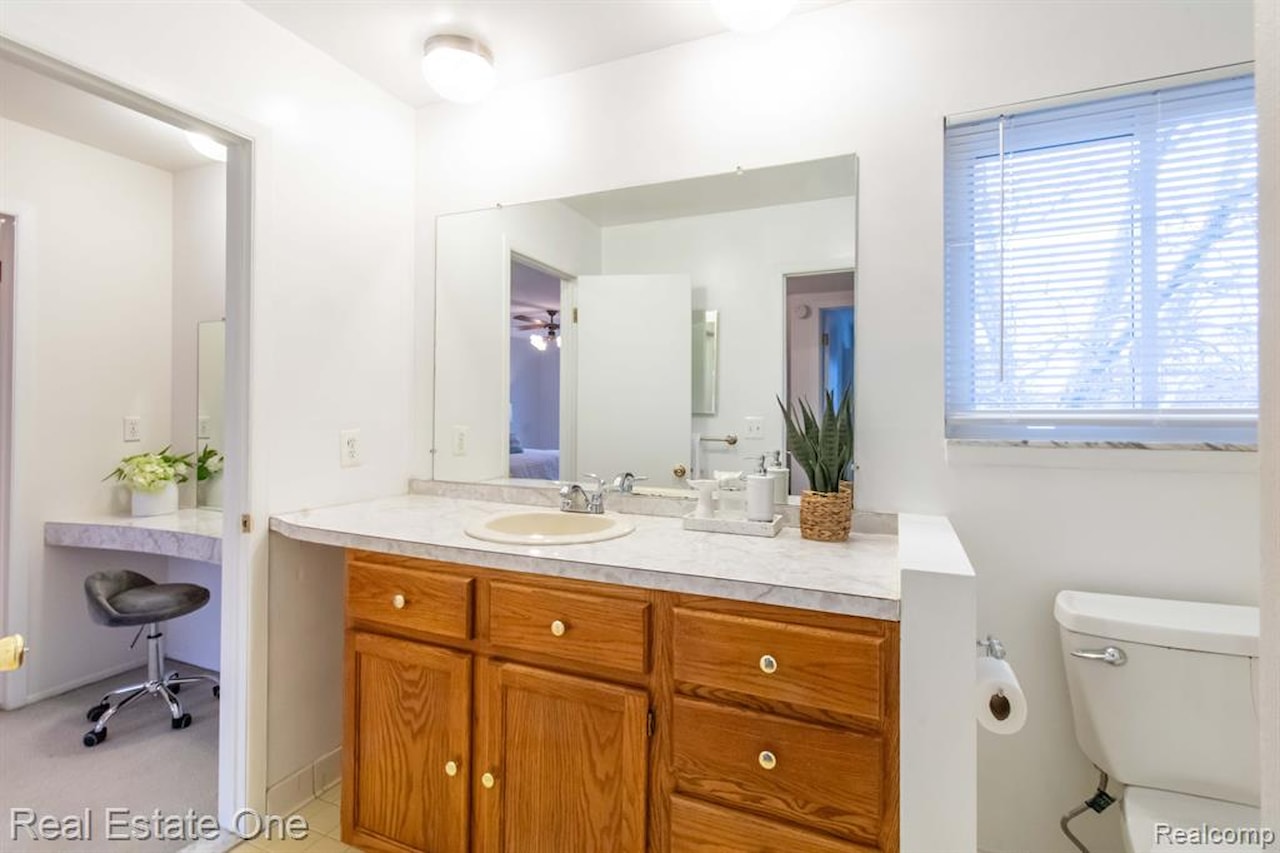 1686 Crestline Dr in Troy, MI Photo 23