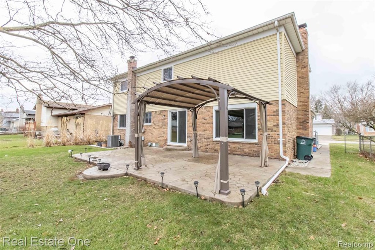 1686 Crestline Dr in Troy, MI Photo 31