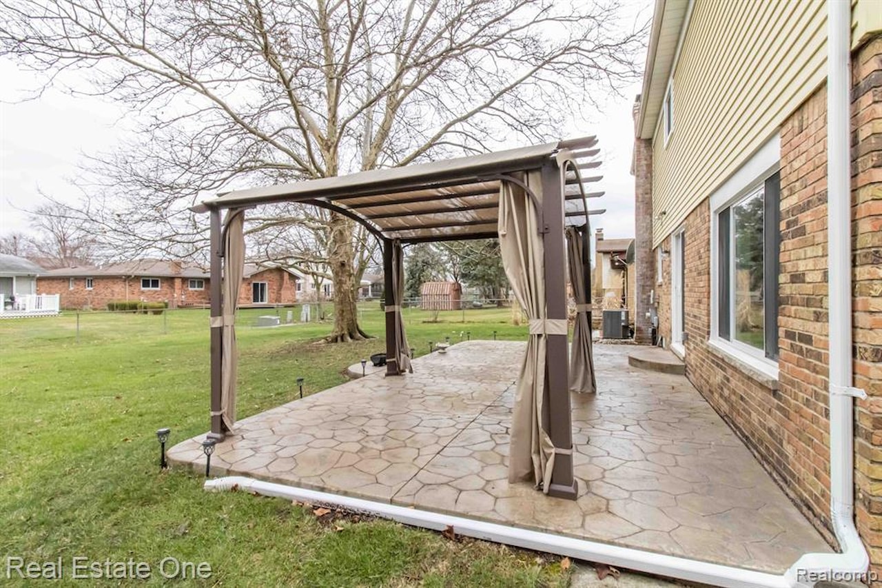 1686 Crestline Dr in Troy, MI Photo 33