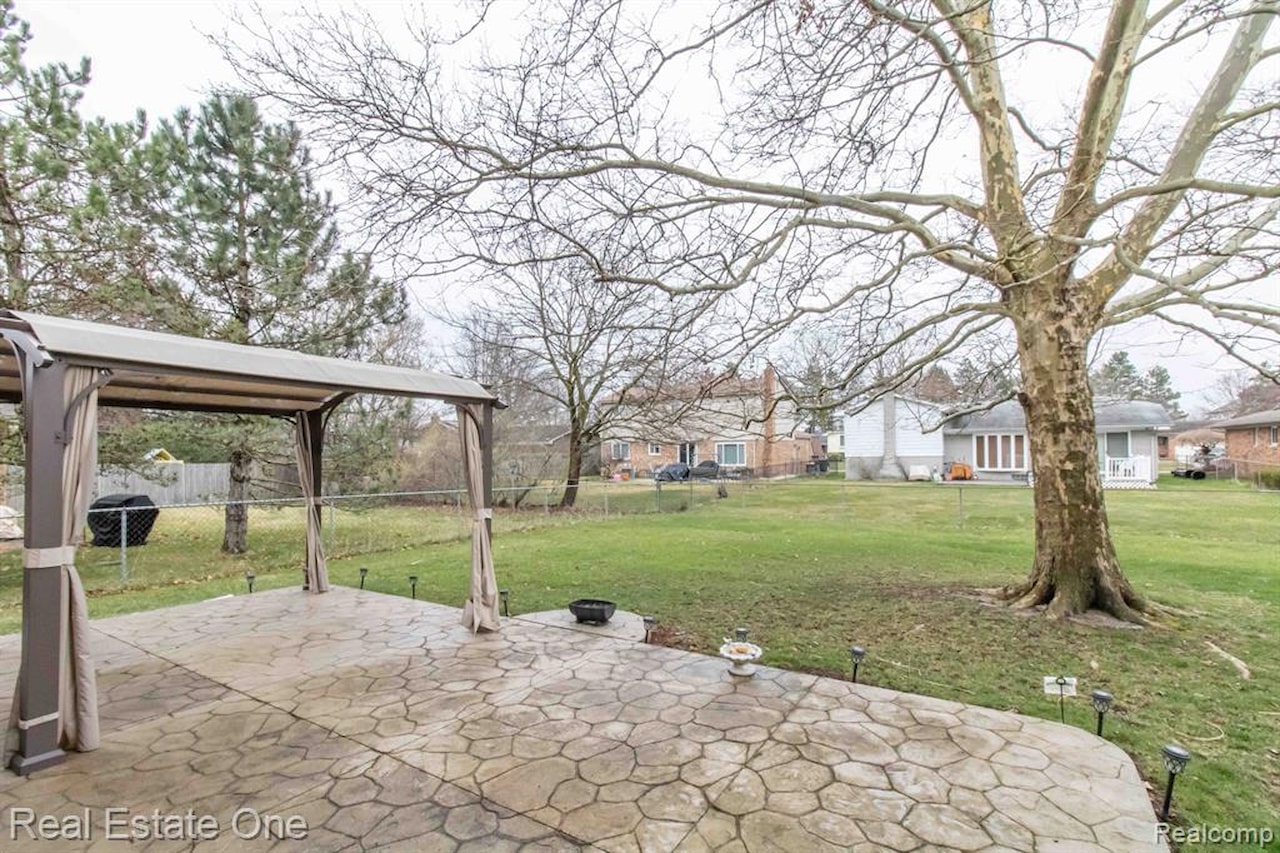1686 Crestline Dr in Troy, MI Photo 32