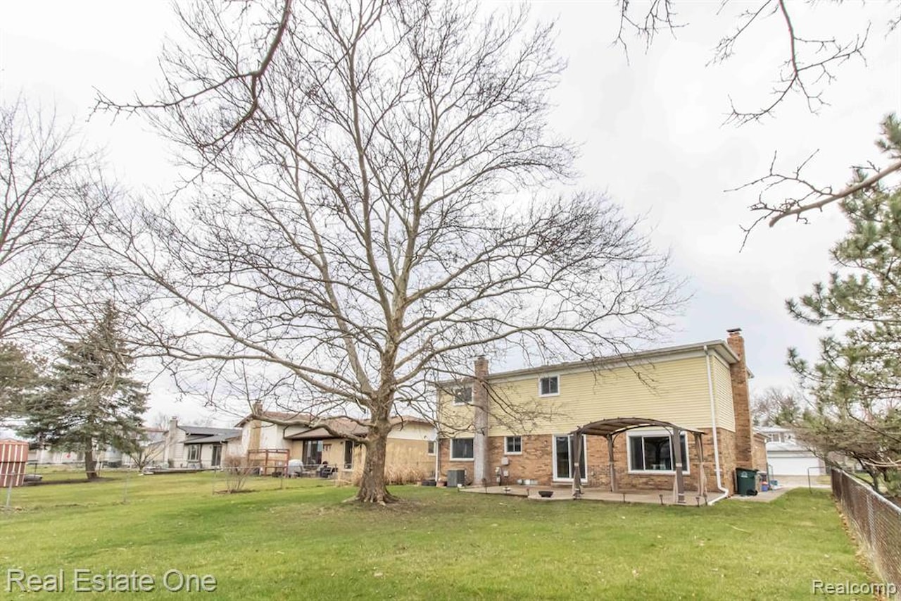 1686 Crestline Dr in Troy, MI Photo 34