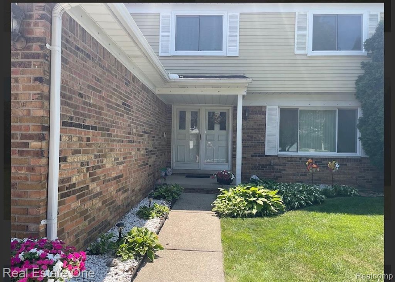 1686 Crestline Dr in Troy, MI Photo 35