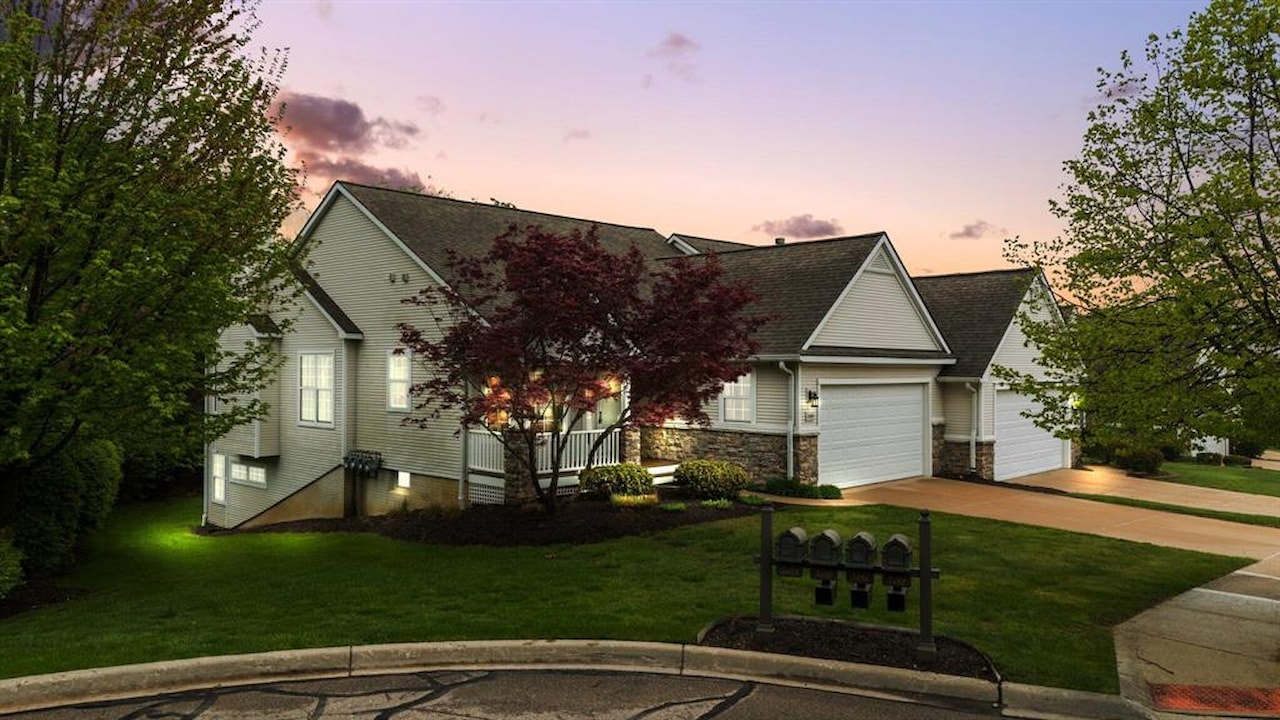 3488 Huron View Ct in Dexter, MI