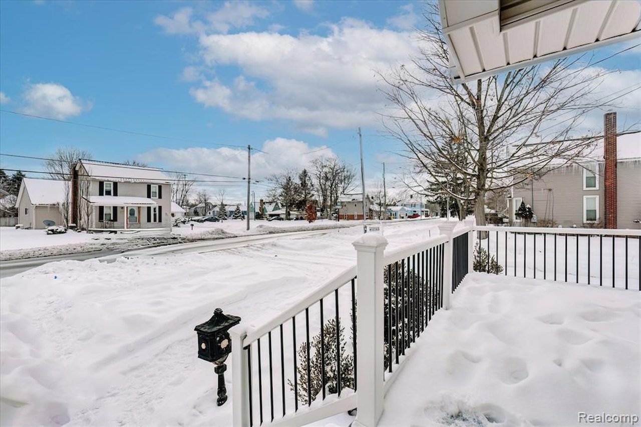 203 6th St in Fenton, MI Photo 5