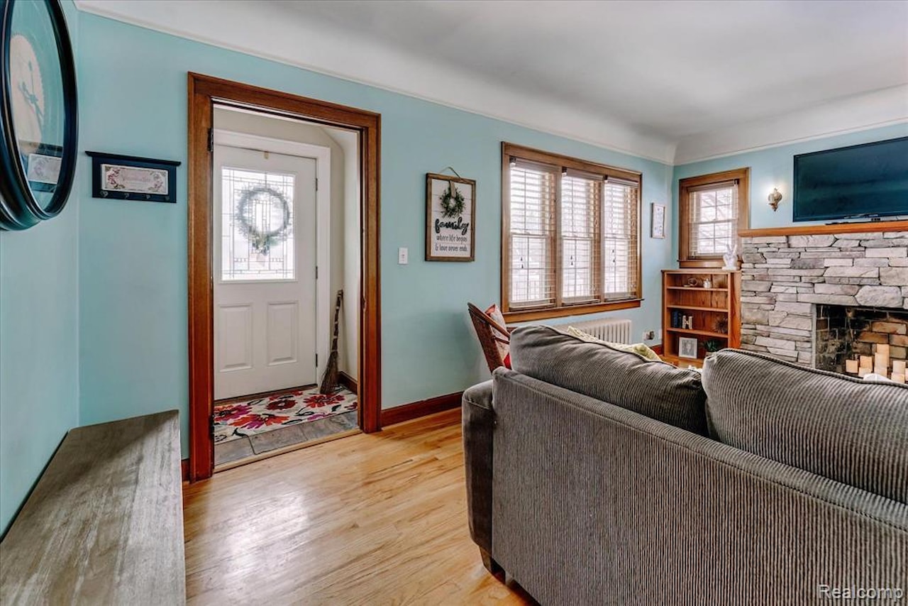 203 6th St in Fenton, MI Photo 6