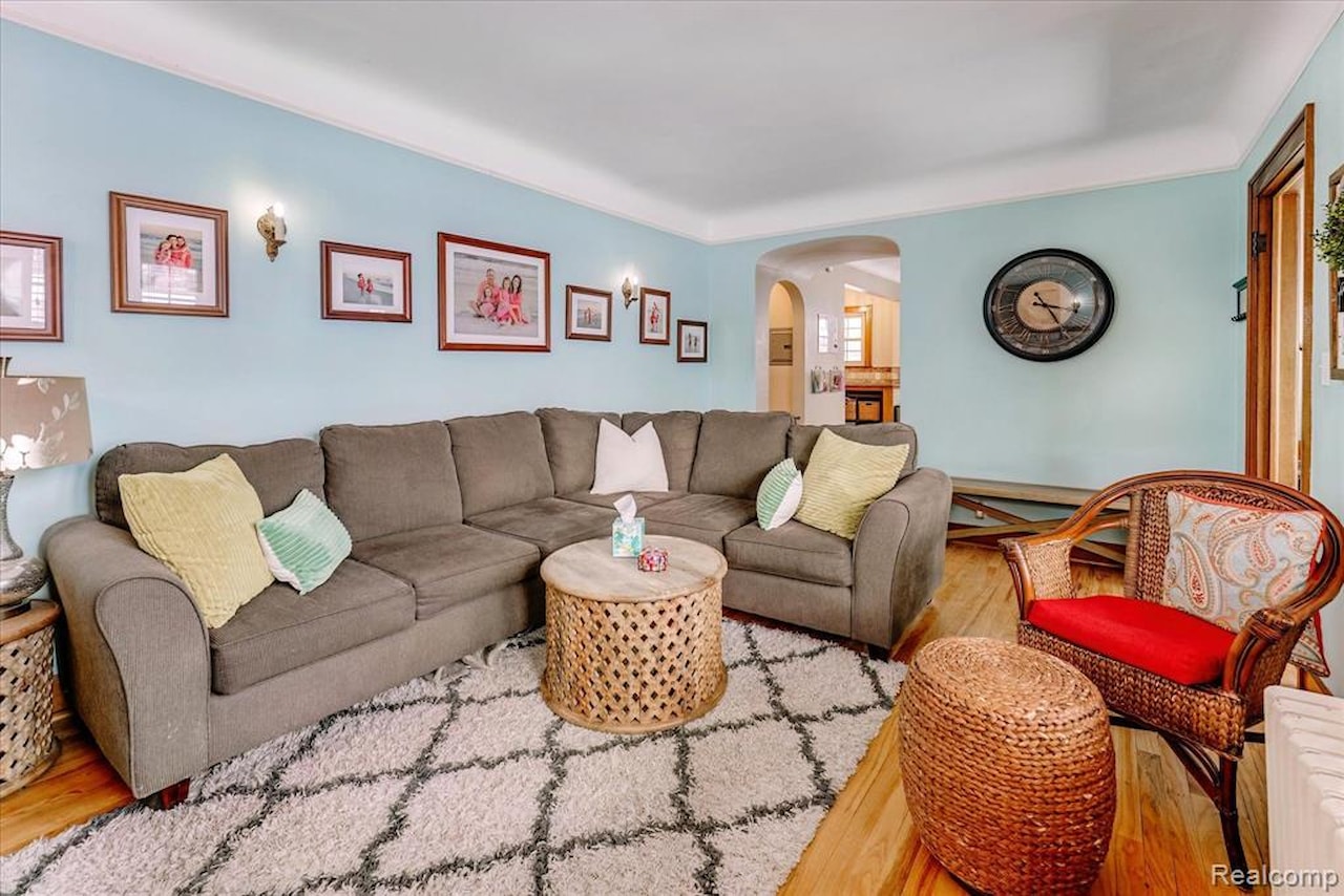 203 6th St in Fenton, MI Photo 8
