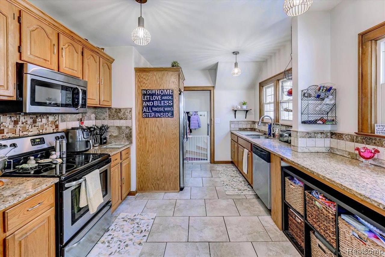 203 6th St in Fenton, MI Photo 14