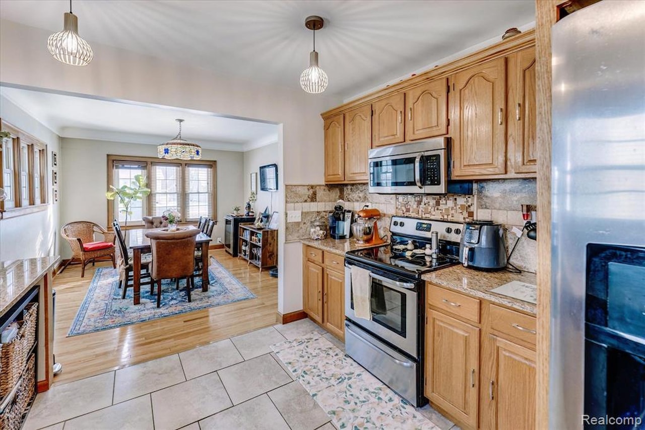 203 6th St in Fenton, MI Photo 17